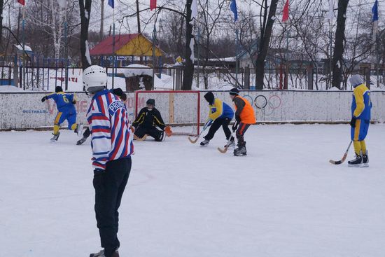 Хоккей с мячом в поселке Майна — все по-взрослому