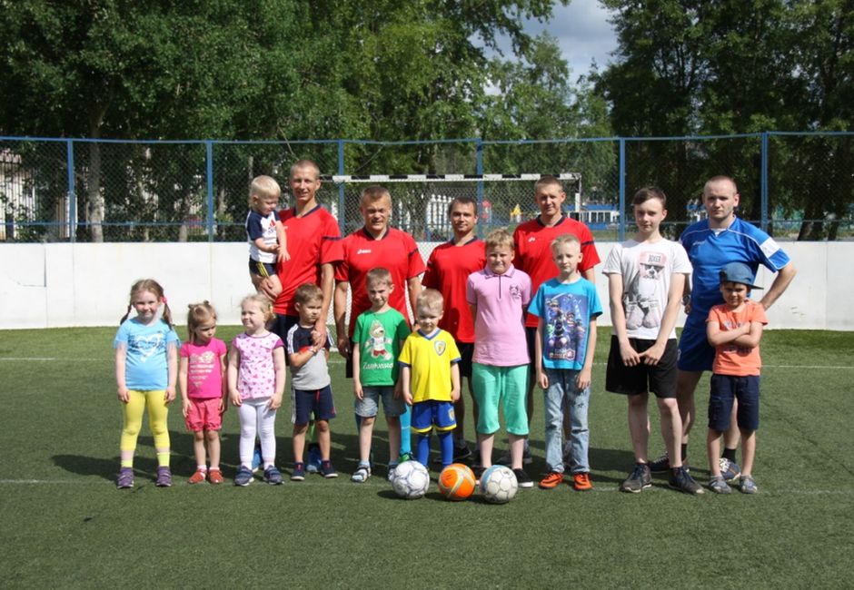 В Архангельске в День семьи, любви и верности сотрудники полиции и их дети сыграли в семейный футбол