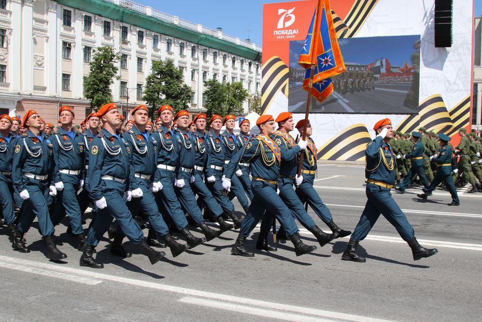 Сотрудники МЧС приняли участие в военном параде Казанского гарнизона в честь 75-й годовщины Победы в Великой Отечественной войне