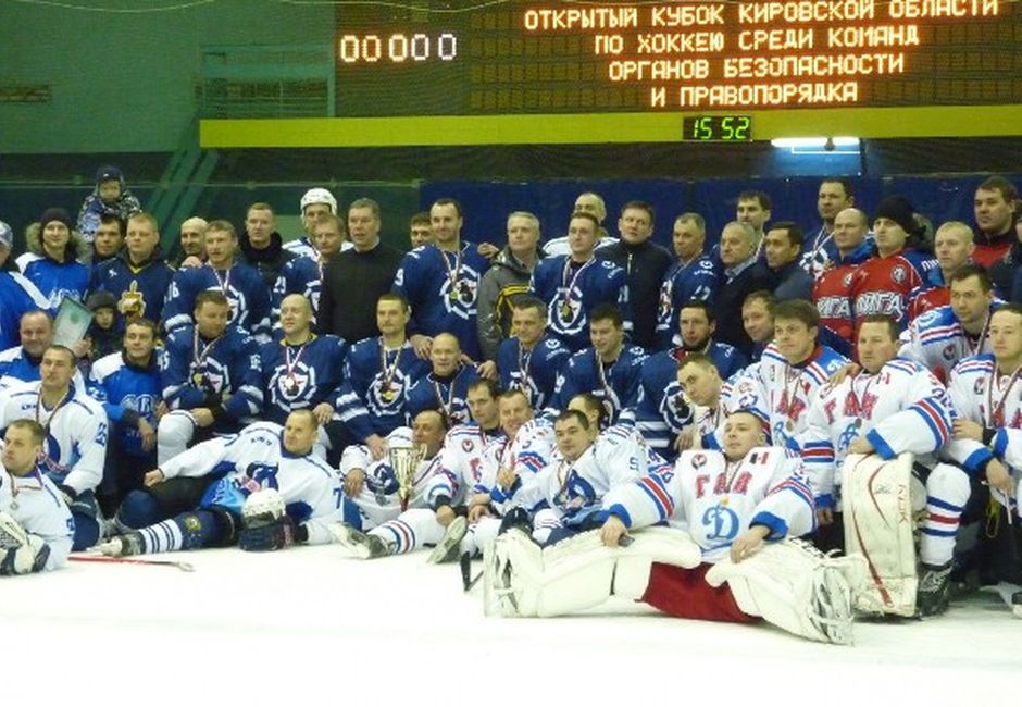 «Динамо-ГАИ» из Ижевска завоевала бронзовые награды открытого Кубка Кировской области по хоккею