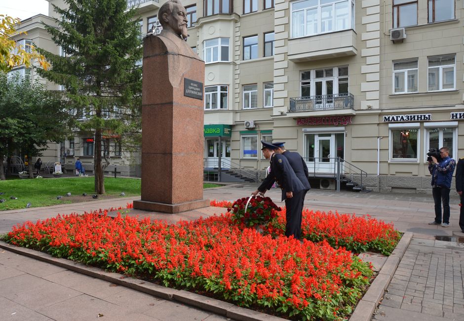 Работа дзержинский. Феликс Эдмундович Дзержинский памятник в Красноярске. Памятник Дзержинского Красноярск. Филипп Дзержинский. Памятники Ленина Дзержинский Красноярский край.