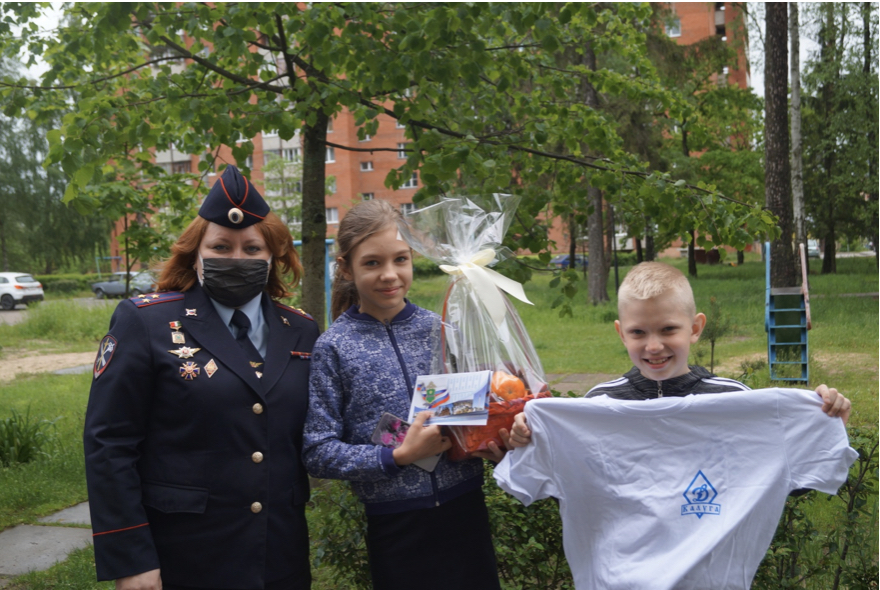 Сотрудники Калужской региональной организацией «Динамо» поздравили юных жителей с Днем защиты детей