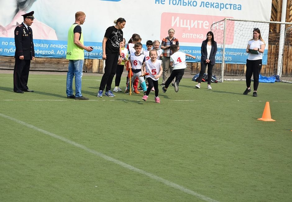 На стадионе «Динамо» юные омичи поиграли в «Зарницу»