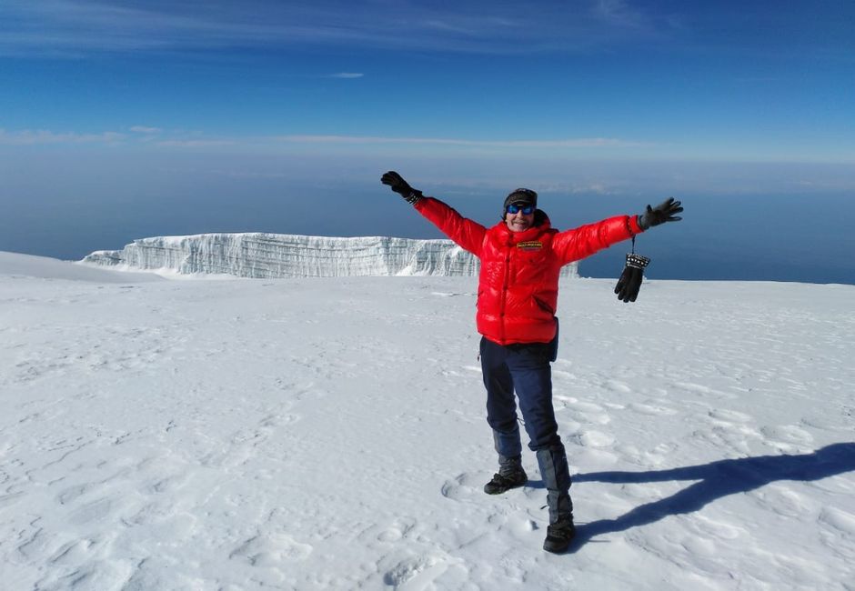 Сотрудник УФССП России по Мурманской области совершил восхождение на вершину горы Килиманджаро