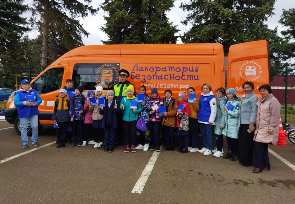 Сотрудники татарстанской Госавтоинспекции проводят уроки дорожной грамотности для детей из разных городов и районов республики