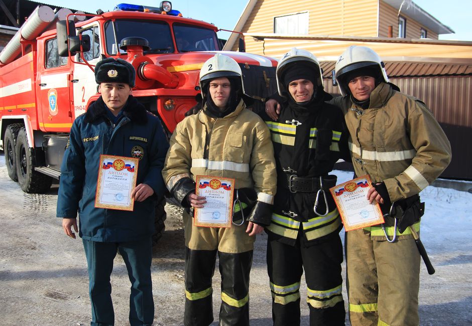 Республика Алтай. Пожарные соревновались в скоростном подъеме на 10-й этаж