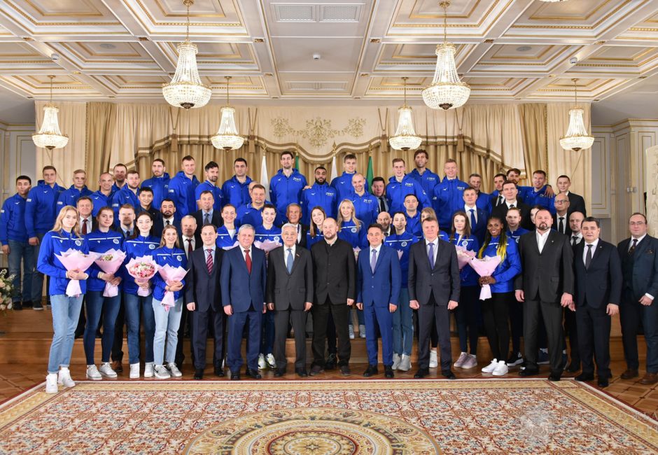 Рустам Минниханов поздравил волейбольную команду «Динамо-Казань» с очередным трофеем
