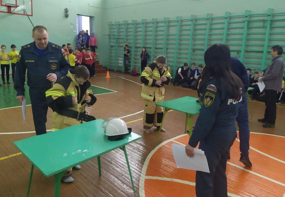 В Зеленодольске провели соревнования среди «Юных пожарных» в честь 30-летия МЧС России