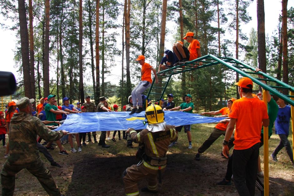 Огонь, вода и море впечатлений! Зеленодольские пожарные провели показательные занятия в детском лагере «Мечта»