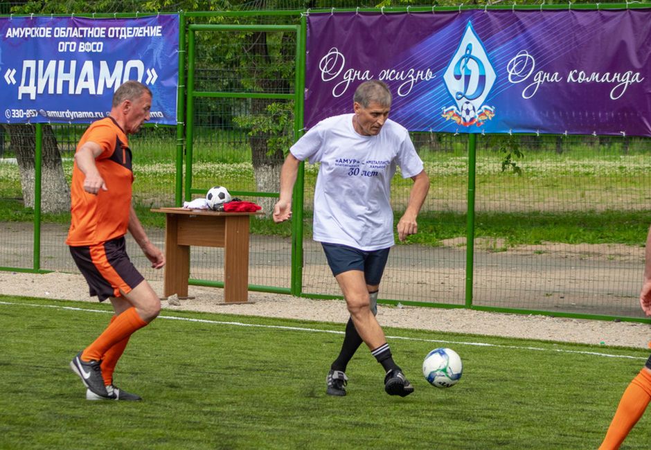 На футбольном поле «Динамо» отметили 30-летие футбольного матча между командами «Амур» и «Металлист»