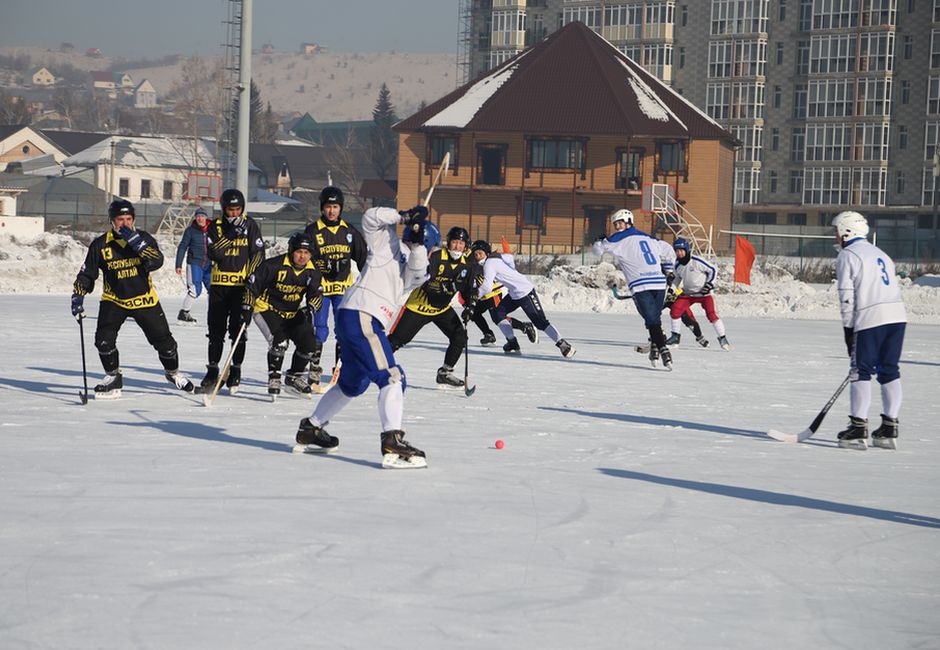 В Горно-Алтайске прошел турнир по хоккею с мячом памяти Евгения Корчагина