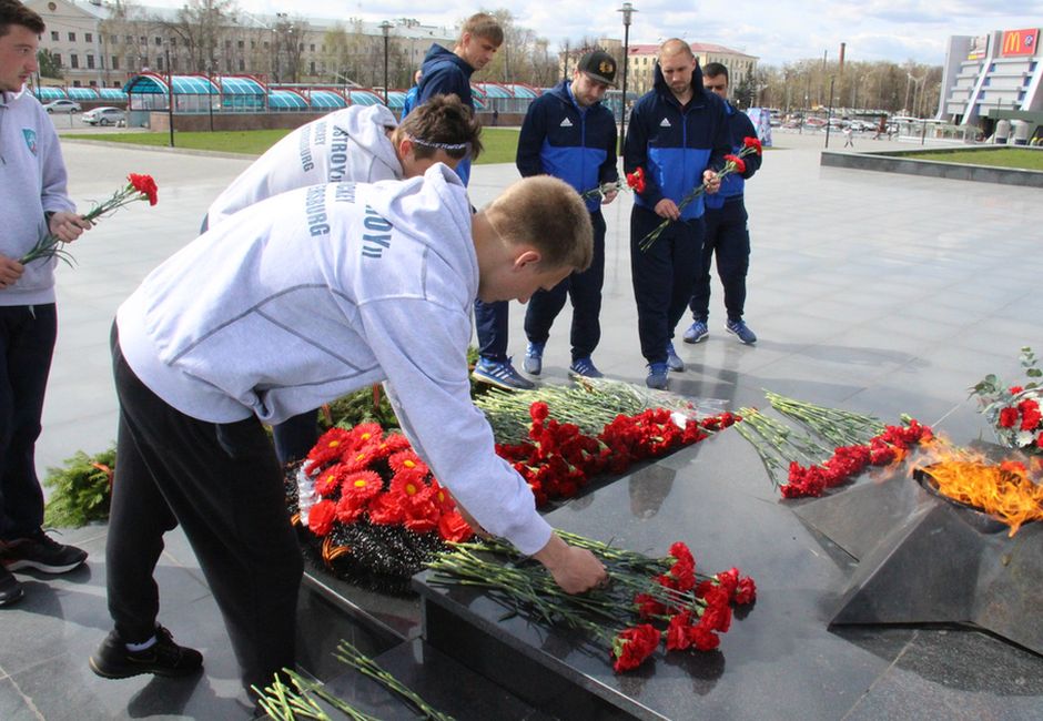 Хоккеисты «Динамо-Казань» возложили цветы к Вечному огню