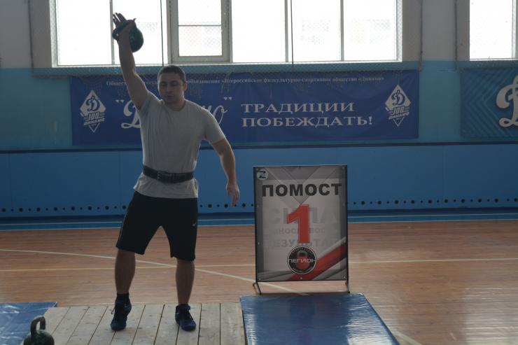 В Астрахани прошли динамовские соревнования по гиревому спорту 