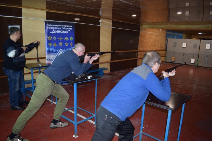 В Курске прошел чемпионат «Динамо» по пулевой стрельбе из пневматического оружия среди ветеранов 