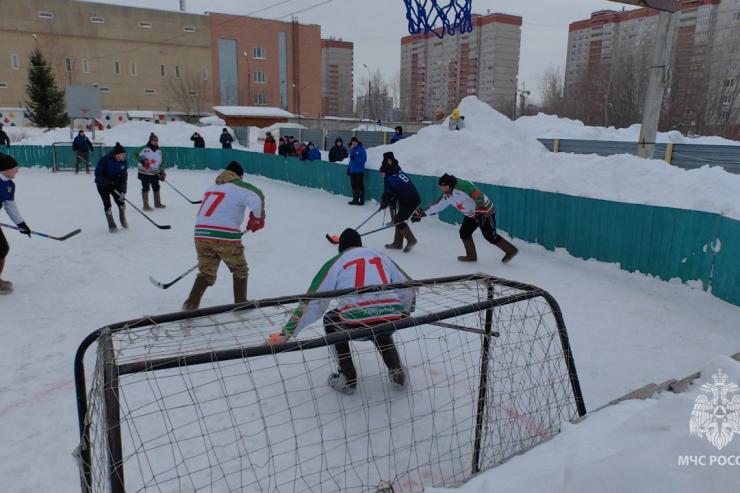 В Ижевске состоялся турнир по хоккею на валенках среди силовых структур и ведомств