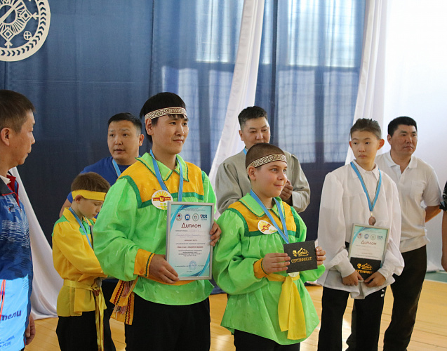 В Якутске прошло спортивное мероприятие «Папа и сын — покорители вершин»
