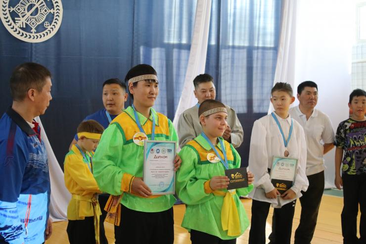 В Якутске прошло спортивное мероприятие «Папа и сын — покорители вершин»