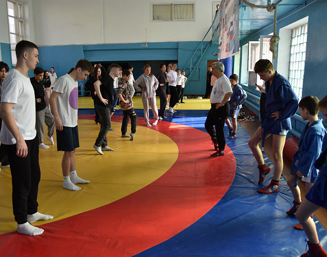 В зале борьбы омского «Динамо» прошел мастер-класс по самбо для участников «Движения первых»