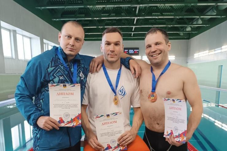 Сотрудники УФСИН России по Мурманской области заняли весь пьедестал почета на соревнованиях по плаванию