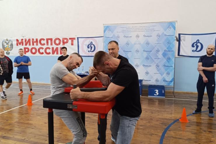 В Комсомольске-на-Амуре состоялись динамовские соревнования по армрестлингу