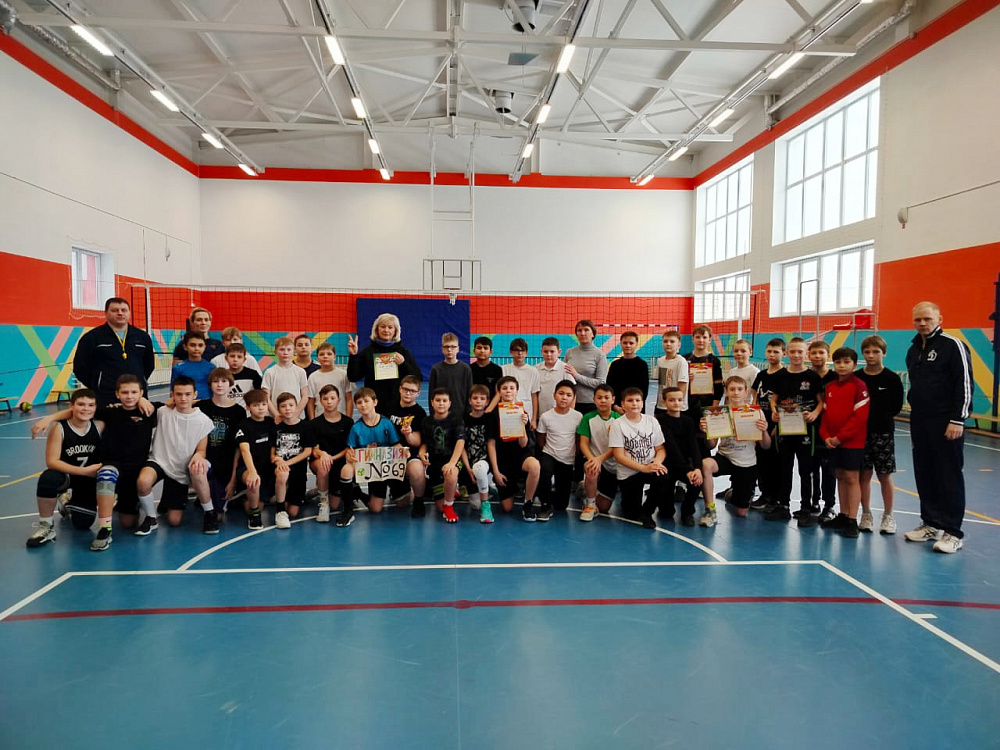 Юноши из Омска разыграли призы на городском первенстве по пионерболу