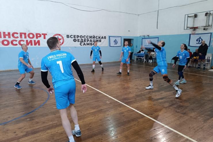 Комсомольск-на-Амуре. Полицейские и пожарные разыграли медали в турнире «Динамо» по волейболу