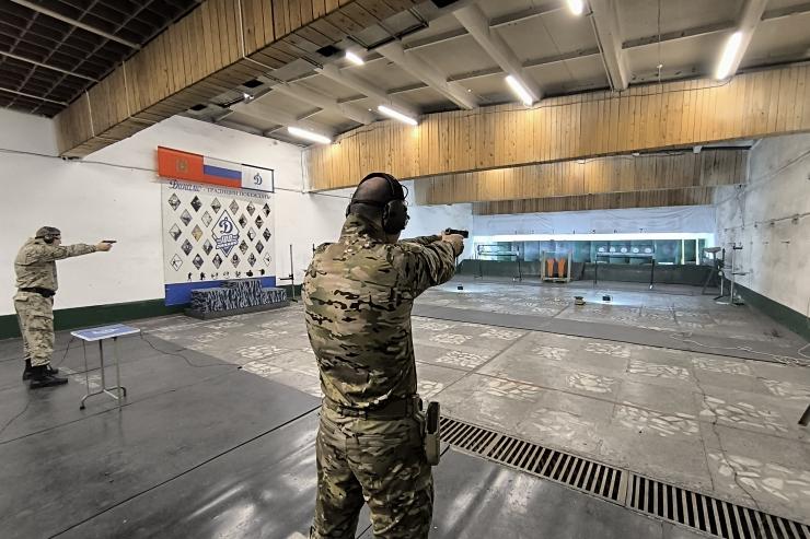 В стрелковом тире «Динамо» в Красноярске прошли соревнования по дуэльной стрельбе