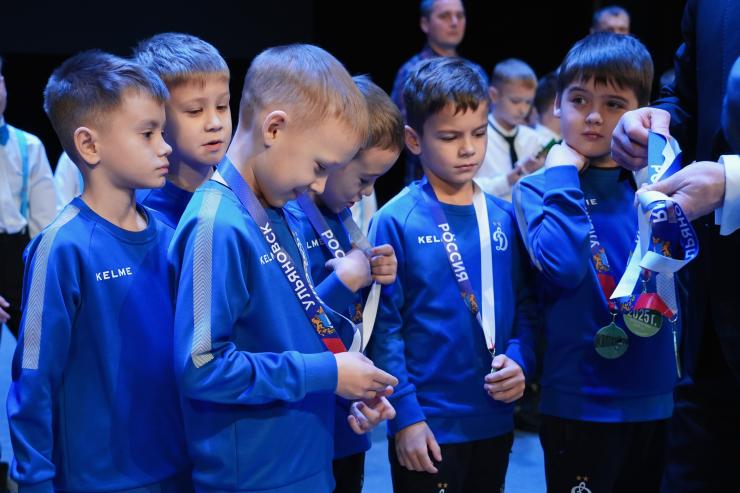 Юным динамовским футболистам из Ульяновска вручили награды
