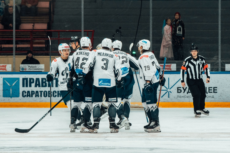 Хоккей. Динамовцы из Санкт-Петербурга победили «Кристалл»