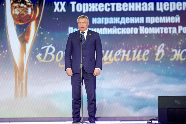 Анатолий Гулевский вручил награду лауреату премии «Возвращение в жизнь» (Фото Паралимпийского комитета России)