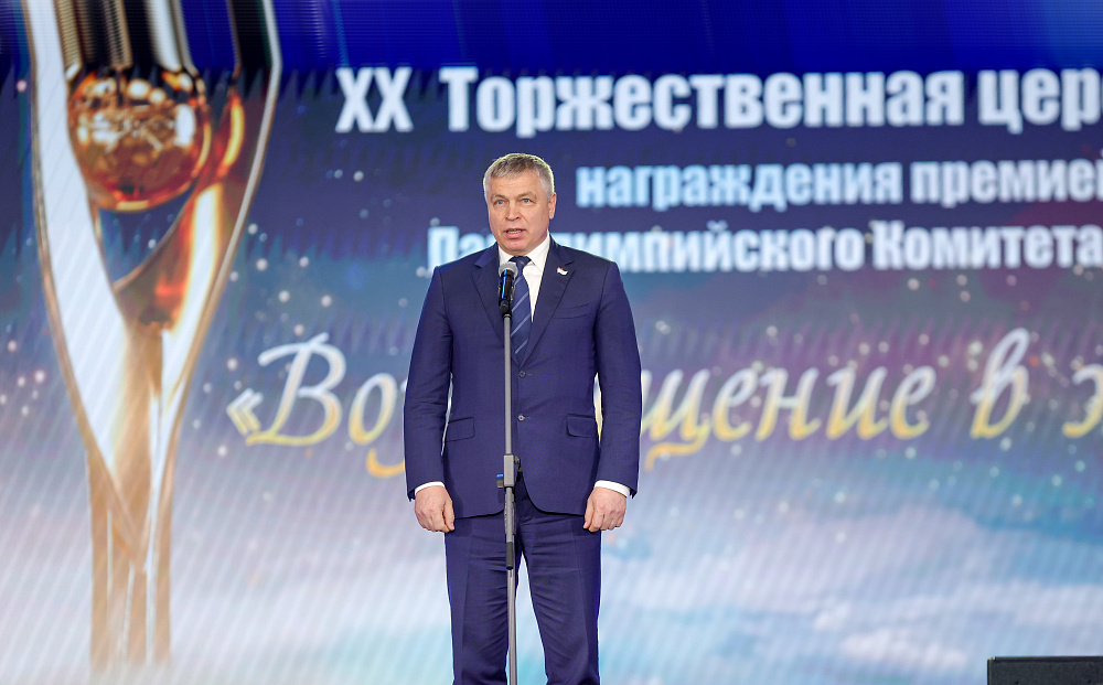 Анатолий Гулевский вручил награду лауреату премии «Возвращение в жизнь» 
