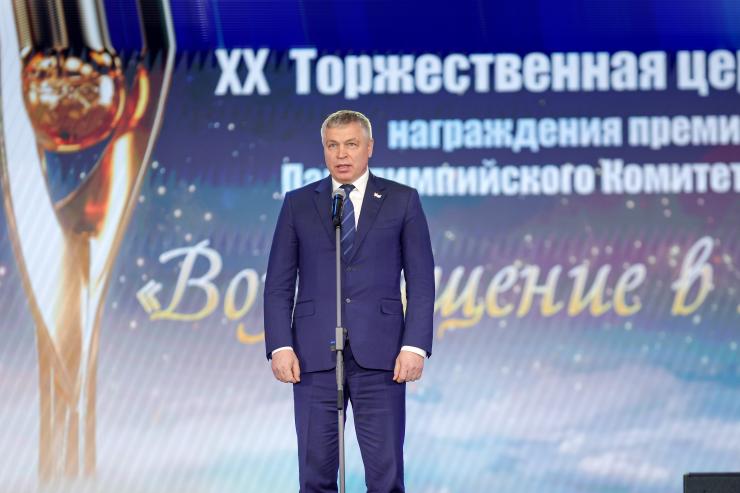 Анатолий Гулевский вручил награду лауреату премии «Возвращение в жизнь» 