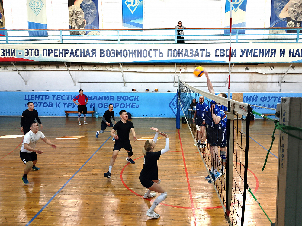 Динамовцы Якутии разыграли переходящий кубок по волейболу
