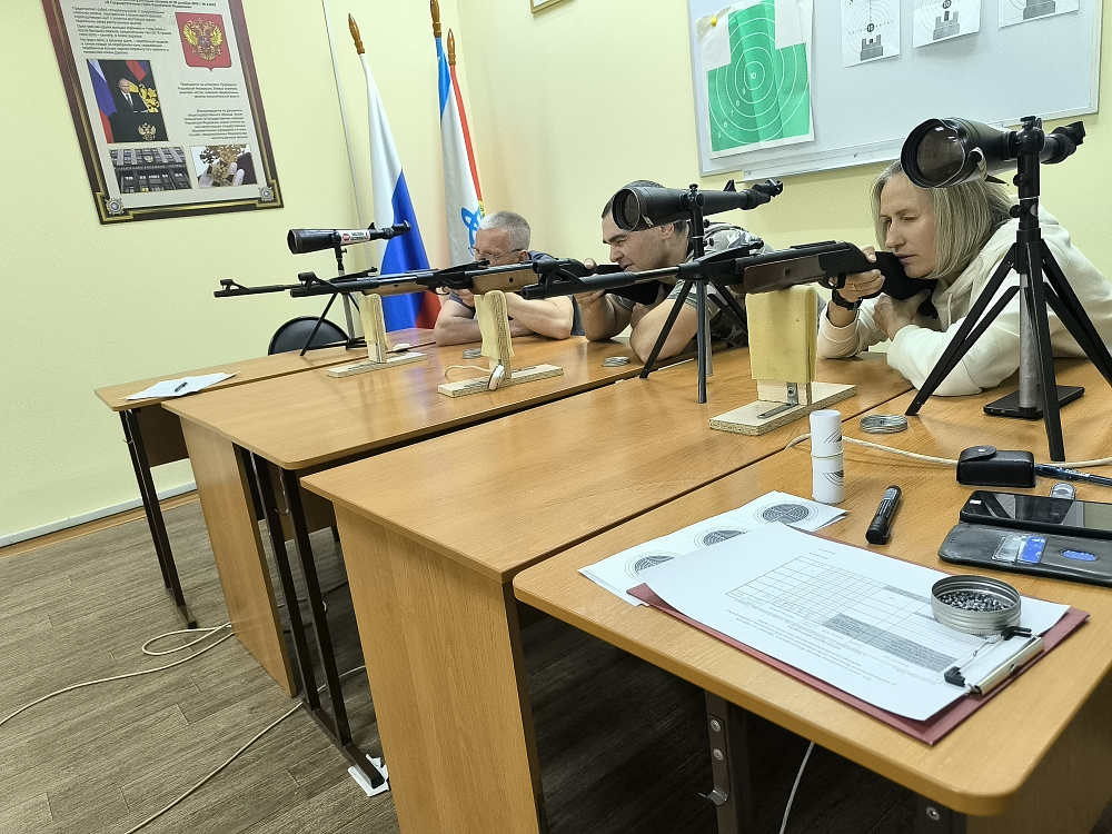 Красноярск. В стрелковом тире «Динамо» прошел XIV турнир по стрельбе из пневматической винтовки среди ветеранов