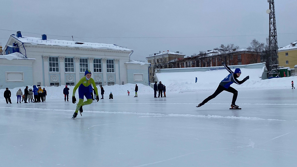 В Кирове состоялись динамовские соревнования по скоростному бегу на коньках